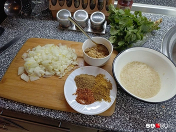 Пока мясо варится, подготавливаем другие ингредиенты  | Источник: Тома Минадзе / 59.RU