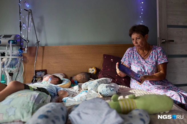 Семья старается всеми силами поддерживать Гошу, надеясь, что медицина шагнет вперед в лечении СМА | Источник: Александр Ощепков / NGS.RU