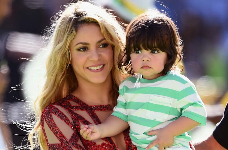 Корсет с волком и юбка «океан»: Шакира выступила на сцене с подросшими сыновьями от Жерара Пике в образе с особым смыслом | Источник: Соцсети