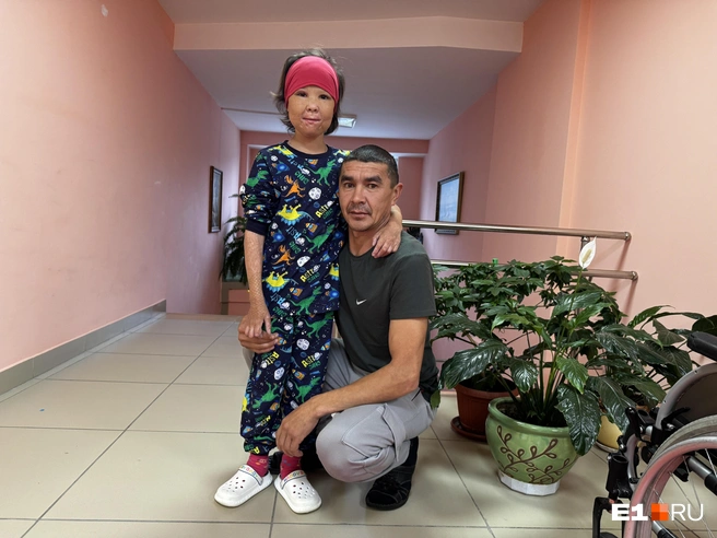 Нурзиля с папой. Еще летом отец заносил ее в центр на руках | Источник: Елена Панкратьева / E1.RU