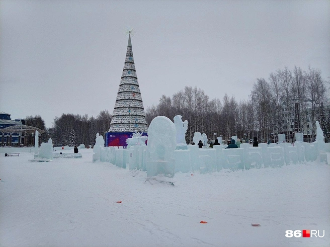 Ближе к обеду на центральную площадь стал приходить народ | Источник: Мария Гришкина / 86.RU