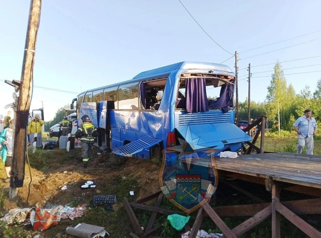 Некоторые стекла в автобусе выбило | Источник: Аварийно-спасательная служба ЛО