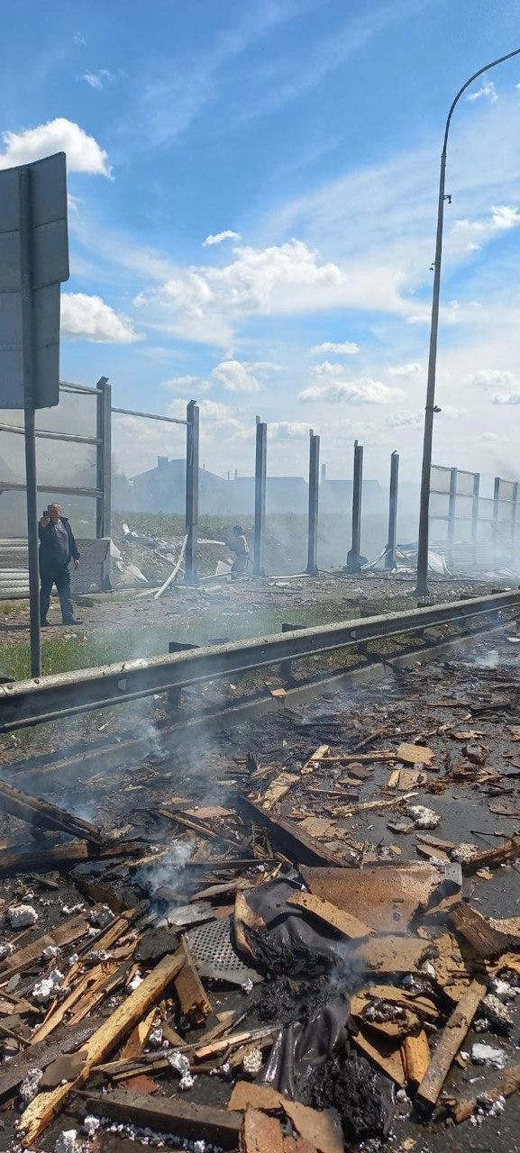 Прицеп от взрыва разломало и разворотило по всей дороге | Источник: Сергиево-Посадский городской округ / T.me