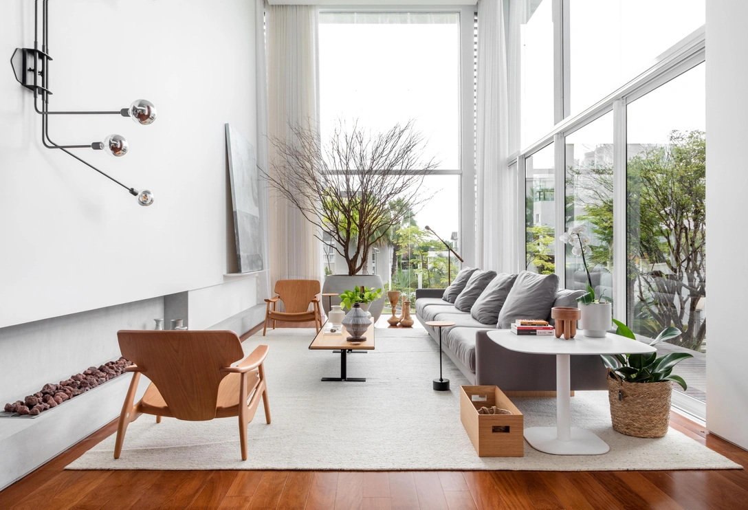 Диван, кофейный столик и торшер, дизайн Жадера Алмейды. Кресла, дизайн Сержиу Родригеса. Ковер, Oriente-se. Камин, SC Lareiras. Картина и декор, Galeria Cosmos. Деревянныйе полы, Galeria Haiko. | Источник: Fabio Jr. Severo