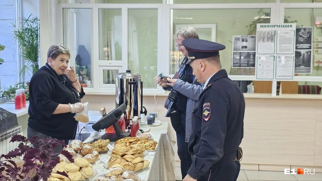Полицейский, который следит за безопасностью на участке, пришел подкрепиться | Источник: Даниил Румянцев / E1.RU