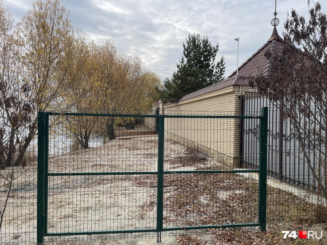 От любопытных глаз бухточка скрыта заборами, близко не подойти  | Источник: Михаил Шилкин