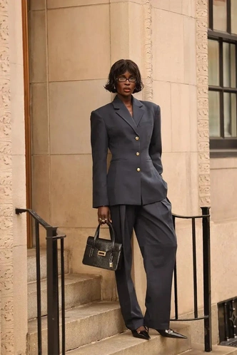 Брючный костюм снова в моде — и теперь он про ауру и власть, а не офис