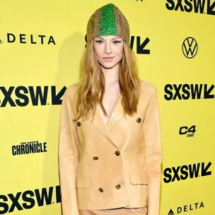 Почему Хантер Шафер ходит на светские мероприятия в забавной шапочке?