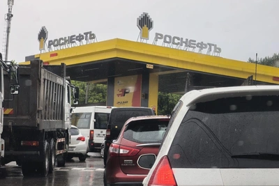 Иркутяне стоят в пробках на заправках Роснефти