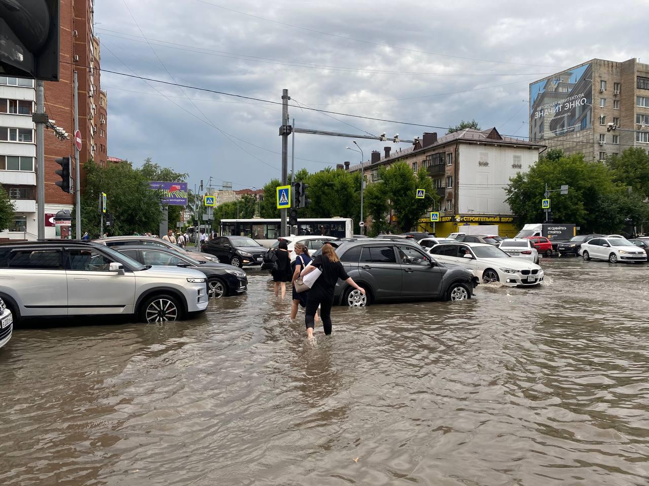Будто переходили реку вброд. В Тюмени затопило важный перекресток — видео