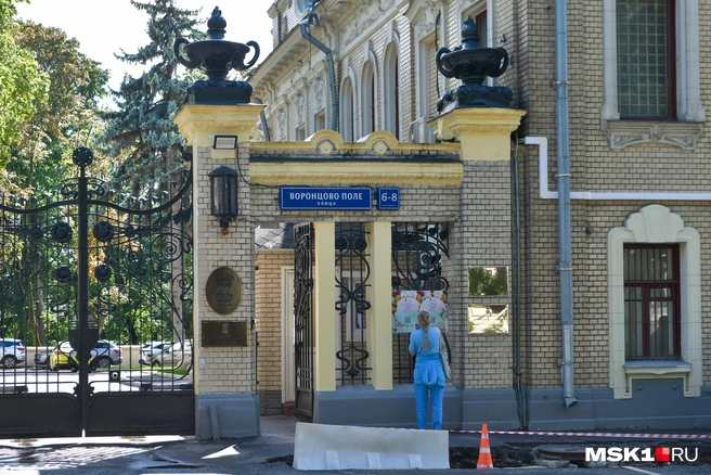 Плитка-кабанчик на усадьбе Латышевых — Бахрушиных — Бардыгиных | Источник: Артём Устюжанин / MSK1.RU