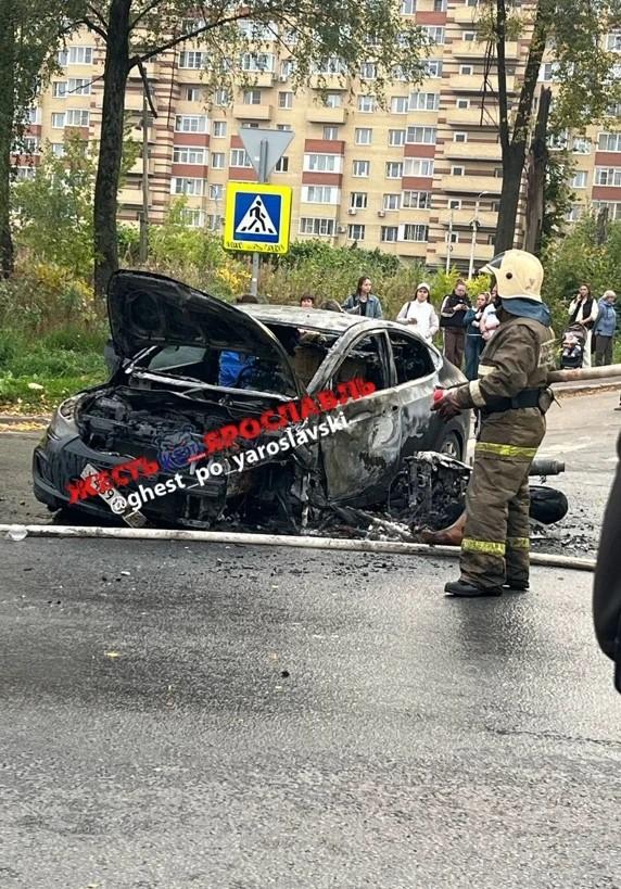 Машина вспыхнула: в Ярославле мотоциклист погиб в жестком ДТП — видео