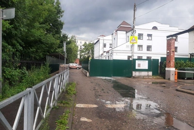 Стройка в центре Ярославля: забор перегородил проезжую часть