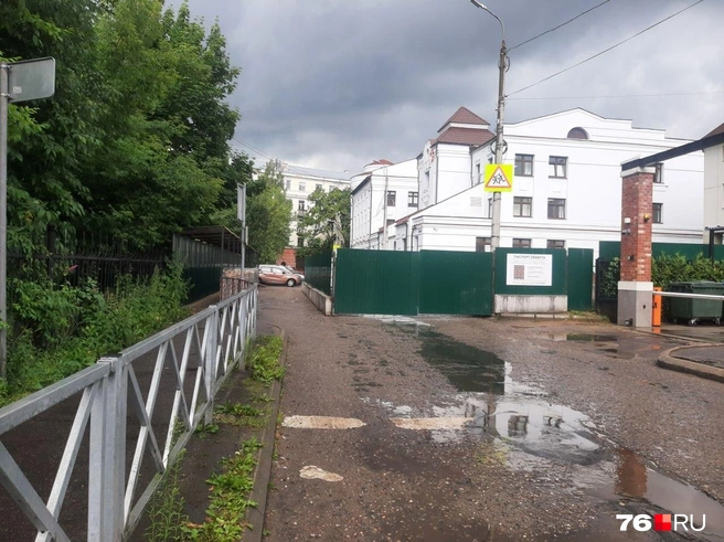 Стройка захватила часть дороги на улице Пятницкой в Ярославле | Источник: Екатерина Лещенкова / 76.RU