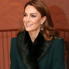 Принц Луи украсил елку, а принцесса Шарлотта напомнила о леди Диане: дети Кейт Миддлтон появились на рождественской службе