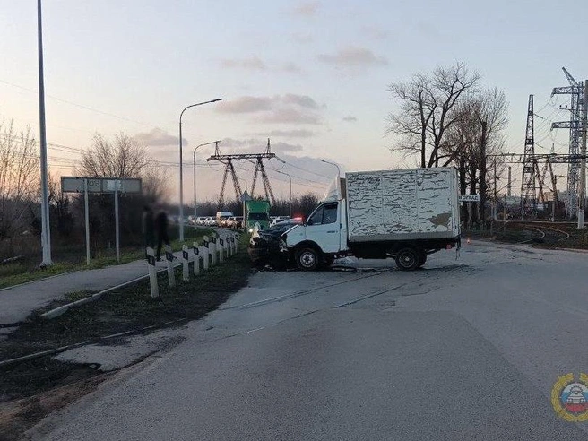 Передняя часть легкового автомобиля получила серьёзные повреждения. | Источник: Госавтоинспекция Волгоградской области