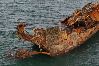 Два затонувших судна планируют удалить в Долинском районе