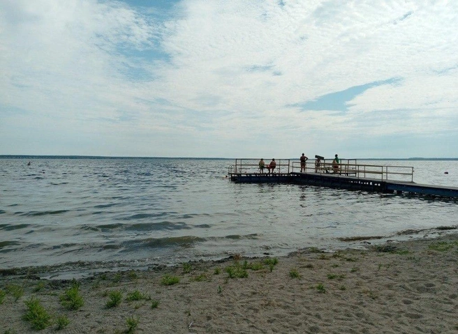 Спрыгнув с такого понтона, легко уйти в воду с головой | Источник: Калды.ру / 2GIS
