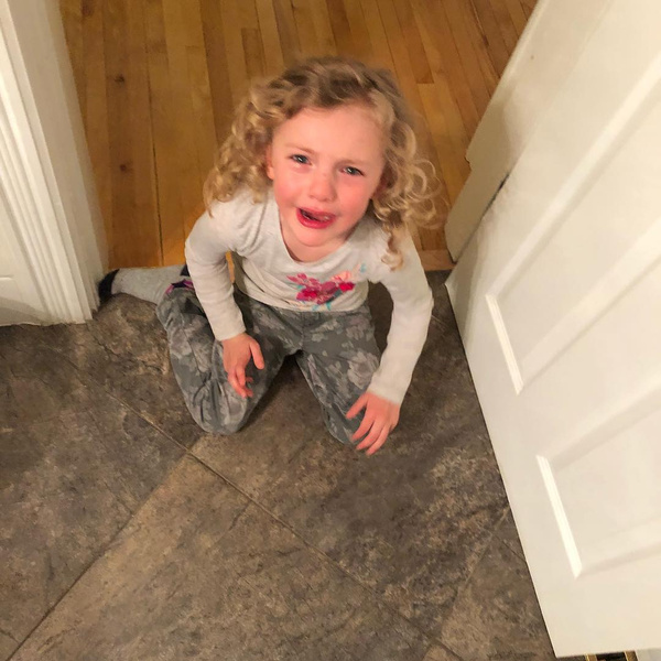 Почему ребенок плачет - фото