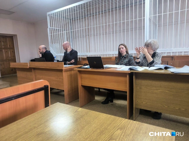 Обвиняемые и адвокаты | Источник: «Чита.Ру»