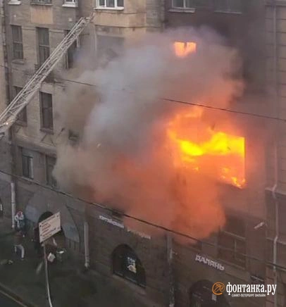 Впечатляющие видео из центра Петербурга: после того, как пожарный проник сквозь окно, полыхнуло огненным «взрывом» | Источник: Кадр читателя «Фонтанки»