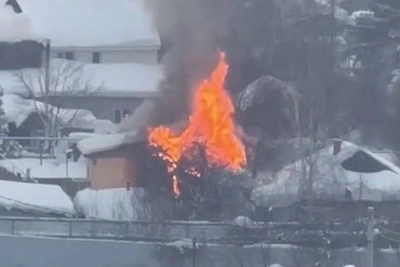 Video shows private house ablaze in Novosibirsk's Leninsky District