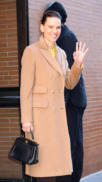 Хилари Суонк выглядит сногсшибательно в этом пальто — оно должно быть в гардеробе каждой женщины