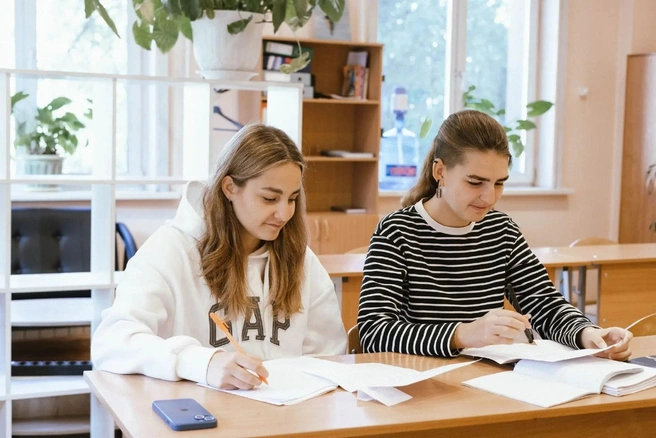 На занятиях преподаватели разбирают все нужные темы, находят пробелы в знаниях учеников, работают над ошибками и постепенно отрабатывают задания, которые могут встретиться на экзамене | Источник: «Форус»