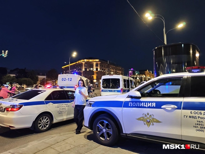 Люди ходят кругами в растерянности  | Источник: Анастасия Харитонова / MSK1.RU
