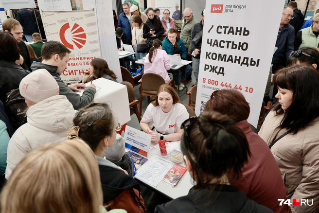 Первый час у столиков работодателей было не протолкнуться | Источник: Наталья Лапцевич