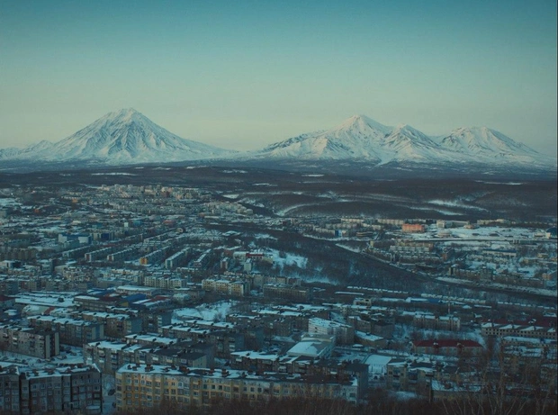 Кадр из сериала и вид на Петропавловск-Камчатский