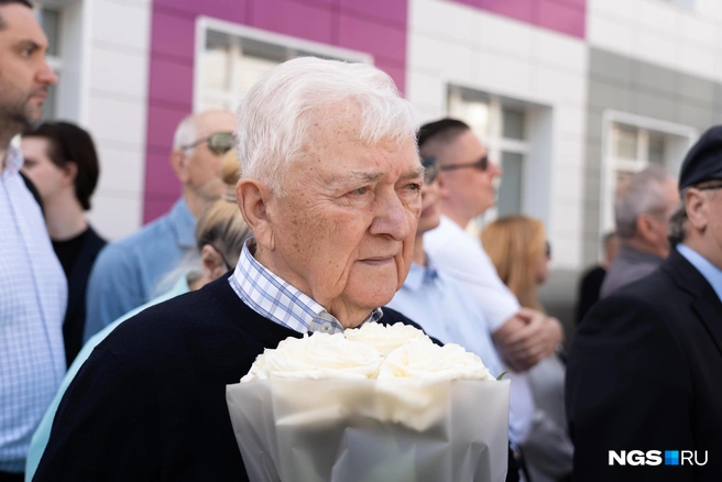 На линейку пришли сотни родственников 11-классников: от младших братьев и сестер, до бабушек с дедушками | Источник: Илья Большаков / NGS.RU