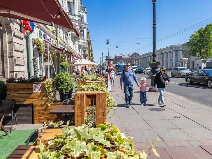 С Невского проспекта в Петербурге убирают все летние террасы заведений. Станет ли центр комфортнее? | Источник: Shutterstock/Fotodom.ru