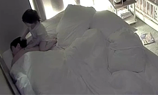 2-летняя девочка спасла отца от диабетической комы — героический момент попал на видео