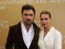 Заметен округлившийся живот? В Сети ищут подтверждение, что Агата Муцениеце беременна от Петра Дранги