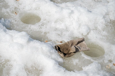 Пенсионер погиб во время зимней рыбалки во Владивостоке