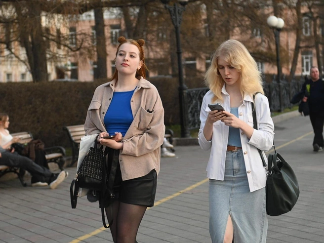 Установившееся тепло позволяет временно обойтись без верхней одежды | Источник: Дмитрий Емельянов / E1.RU