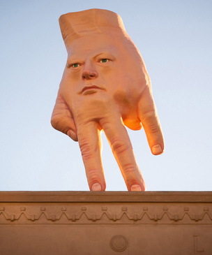 Очень странная скульптура «рука-лицо» появилась на крыше в Новой Зеландии