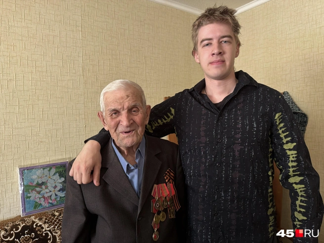 Владимир Костылев с внуком Сергеем | Источник: Юлия Король / 45.RU
