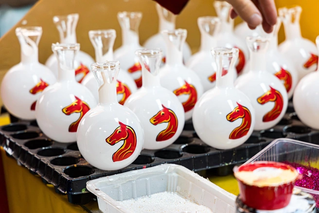 Конь почти готов, его еще посыплют золотом | Источник: Мария Ленц / NGS24.RU