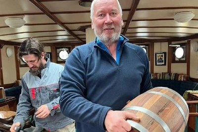 Engineer Turned Yachtsman Guides Tourists to Titanic's Glacier