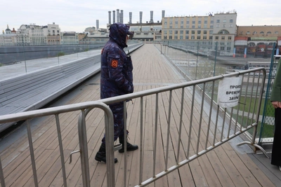В парке «Зарядье» без объяснений закрыли Парящий мост
