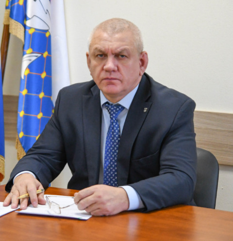 Залез под юбку: женатый мэр Южно-Курильска ответил за домогательство помощницы во время совещания