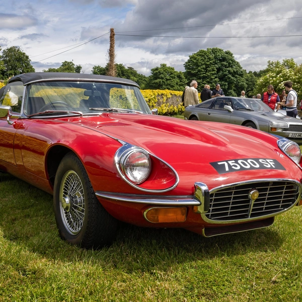 Классический красный Jaguar E Type в доме барабанщика Pink Flyod Ника Мейсона, Миддлвик-хаус, Коршам, Уилтшир, Великобритания, 8 июня 2024 года | Источник: Nigel Jarvis/Shutterstock/Fotodom.ru