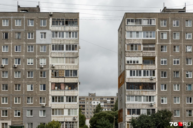Панелька с панелькой, а за ними&nbsp;— еще панелька | Источник: Александр Куренной / 76.RU