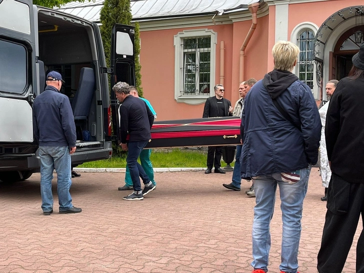 В Санкт-Петербурге прощаются со звездой «Битвы экстрасенсов» Еленой Ясевич. Репортаж