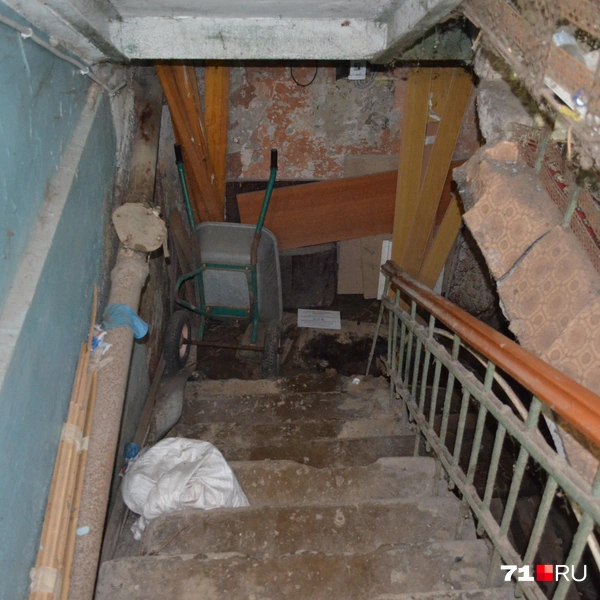 Спуск в подвал, часть ступенек обломилась. Между ними есть большие зазоры | Источник: Максим Улитов / 71.RU
