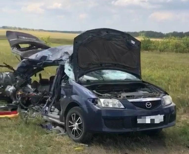 Судя по характеру повреждений, Мазда пыталась уйти от столкновения в сторону | Источник: 54.мвд.рф