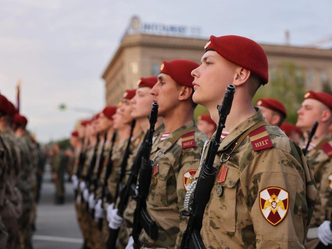 Военные изо всех сил старались держать строй | Источник: Алексей Волхонский / V1.RU