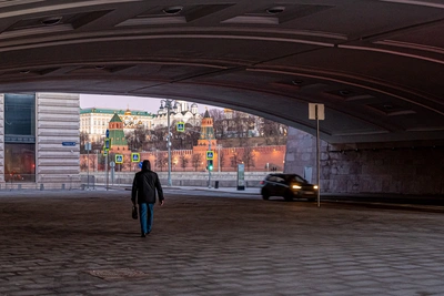 Женщина погибла, упав с моста у парка «Зарядье» в Москве